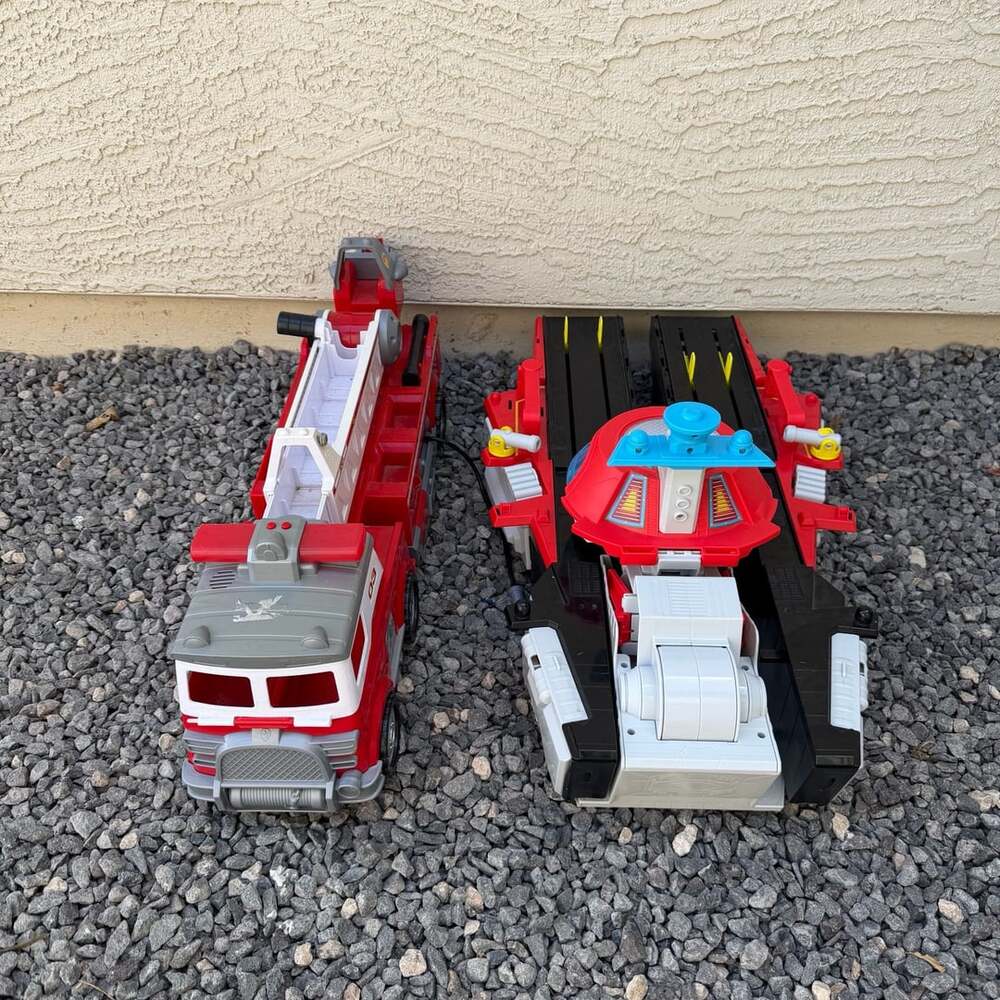 PAW Patrol The Mighty Movie Aircraft Carrier HQ and Fire Truck